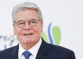 The president of germany (head of state). Mit Boot In Der Ostsee Gekentert Seenotretter Holen Ex Bundesprasident Gauck Aus Dem Wasser Panorama Gesellschaft Tagesspiegel