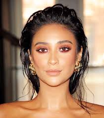 6 Shimmery Eye Makeup Looks To Wear This Holiday Season Celebrity Makeup Makeup Looks Hair Makeup