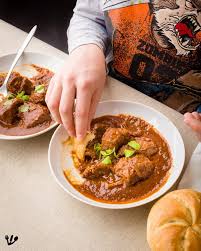 Het bekendste voorbeeld hiervan is goulash, dat als fiaker gulasch in wenen een van de populairdere gerechten is verworden. Goulash Vienna S Beef Stew Recipe For The Best Uber Authentic Austro Hungarian Paprika Gravy Beef Ragout Wienersaftgulasch Jewish Viennese Food
