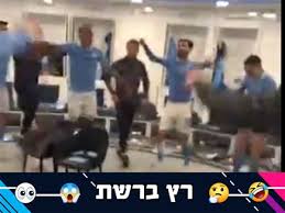 בהשראת אחת מהן הוא חוטף 3 נערות וכולא אותן במרתף חשוך ומבודד. Uiupw21cac8w4m