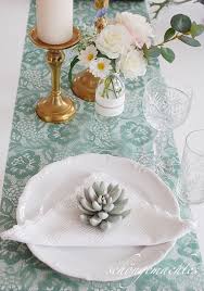 Grunes Spitzen Tischband Mit Goldenen Leuchtern Eine Schone Tischdeko Fur Die Hochzeit Unique Items Products Dream Wedding Etsy Seller