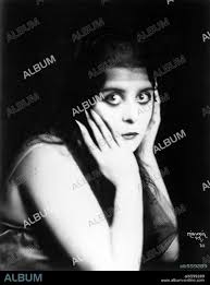 THEDA BARA in A FOOL THERE WAS, 1915, directed by FRANK POWELL. Copyright  FOX FILMS.