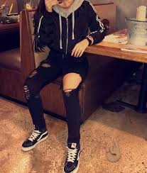 Baddie Black And White Vans Outfit Pin By Rella Danielle On Fits Ripped Jeans Outfit Black And White Vans White Vans Outfit