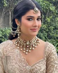 Dm for price High quality kundan bridal set We ship worldwide 🌍 Free  shipping in India. Dm or whatsapp at 7733032862. We accept bulk orders too.  Cod not available. . . . . . . . #