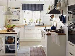 cuisine blanche avec plan de travail en bois et deco campagne chic moderne kuche im landhausstil gestalten haus kuchen kuche landhausstil