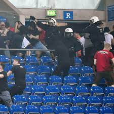 Eintracht frankfurt droht empfindliche strafe. Dfb Pokal Fan Ausschreitungen Nach Schalke 04 Gegen Eintracht Frankfurt Der Spiegel