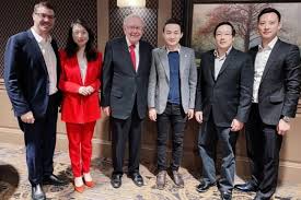 Warren edward buffett (born 30 august 1930) is an american investor and the ceo of berkshire hathaway. Wer Sich Dieses Jahr Mit Warren Buffett Ein Teures Dinner Erkaufte Vermischtes 07 02 2020 Institutional Money