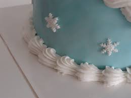 Mene interesuje cena else koja pleše sa dignutim rukama i olafa? Frozen Torte Mit Elsa Und 3d Zopf Aus Royal Icing Alegras Backparadies Dusseldorf