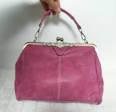 À choisir en fonction des habitudes, des goûts, mais aussi de l'utilisation qu'en aura sa future. Sac A Main Retro Pin Up En Suedine Rose