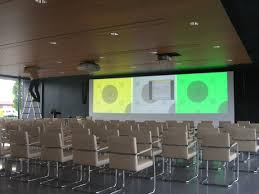 Mit unseren deckenliften müssen sie ihre beamer nicht mehr die ganze zeit für jeden sichtbar an der decke anbringen, stattdessen können sie ihn in der decke platzieren. Montage Von Leinwand Beamer Und Medientechnik Gunther Akustik Medientechnik