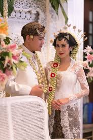 Ada suku dayak, suku minang, suku jawa, suku madura dan masih banyak. Pakaian Adat Pernikahan Jawa Info Gtk