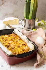 La prima mossa per cucinare i porri al forno è quella di sbianchirli (dopo averli puliti), ossia immergerli per pochi istanti in acqua bollente, attendere che questa riprenda il bollore, e poi scolarli. Frittata Al Forno Con Porri E Patate Francesca E Il Suo Blog