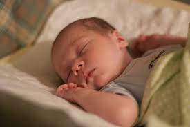 Es bedeutet, dass es dort anschwillt, aber es ist an der außenseite des schädels, nicht an der. Wie Mein Baby Ein Superschlafer Wurde