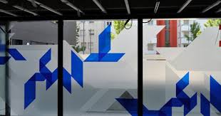 Une Vitrophanie Une Signaletique Et Un Design Mural Geant Pour La Maison Des Ingenieurs Et Des Architectes Osmoze Glass Film Design Window Design Window Graphics
