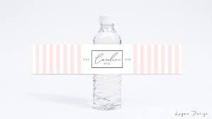 Pour vos bouteilles d'eau, ces étiquettes adhésives personnalisées au design élégant l'etiquette personnalisée bouteille est un autocollant personnalisé à votre goût qui viendra se coller sur vos bouteilles d'eau, de vin, d'alcool ou de sirop. Etiquette Bouteille D Eau Personnalisee Mariage Etsy Etiquette Bouteille Bouteille D Eau Bouteilles D Eau Personnalisees