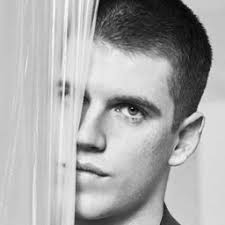 Är Patrick kär i Ivan eller är han efter Ivan för att han är svår att få  och det är en större utmaning? : r/EliteNetflix