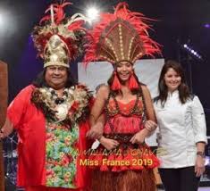 Vaimalama Chaves Dans Un Costume En Chocolat Costume Traditionnel Costume Defiles