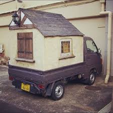 Une Maison Ou Une Voiture Voiture Maison Des Voitures