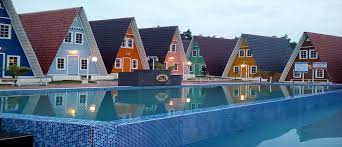 Სტუმრებისთვის ხელმისაწვდომი masbro village filled with colourful exterior and an outdoor swimming pool for both adults and children, perfect for a family vacation. Masbro Village Melaka Penginapan Menarik Di Melaka Tempat Menarik