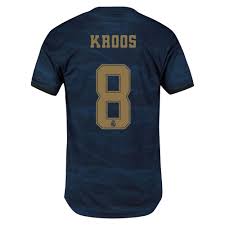 Born 4 january 1990) is a german professional footballer who plays as a midfielder for la liga club real madrid and the germany national team. Kinder Fussball Toni Kroos 8 Auswartstrikot Marine Trikot 2019 20 Hemd