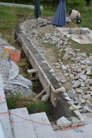 Unsere Natursteinmauer Entsteht Mit Bildern Steinmauer Garten Garten Garten Landschaftsbau