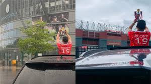 This replica of the uefa champions league cup in 45 mm makes every fan feel like a winner! Liverpool Fan Takes Replica Premier League Trophy For Photo At Old Trafford Fourfourtwo