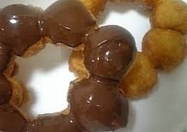 These whimsically shaped pon de ring doughnuts easily pull apart so you can eat each chewy dough ball one by one. Plain Or Chocolate Pon De Ring Style Donuts Recipe By Cookpad Japan Cookpad