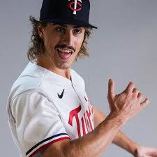 New Twanz uniforms rule. Also love how much Joe Ryan (somehow not the guy  from Stranger Things) is cheezin' here. (📸 @twins)