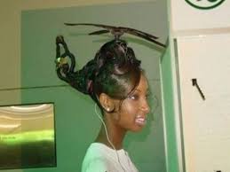 Pour créer cette coiffure et si vous aimez les coupes de cheveux plus courtes pour les cheveux bouclés, vous aurez tout intérêt à choisir une coupe de cheveux pixie élégante. Top 50 Des Coiffures Les Plus Moches Du Monde Coiffeur Humour