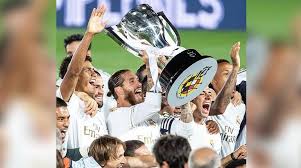 La copa de la liga (it. Alzan En Madrid El Primer Titulo De La Liga Espanola A Puerta Cerrada Los Tiempos