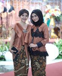 Bagi kamu yang berjilbab bukan halangan untuk memakai kebaya karena variasi kebaya untuk para wanita berhijab sudah banyak dijumpai. 30 Model Kebaya Modifikasi Brokat Modern Terbaru