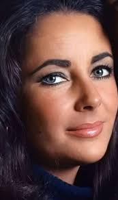 What can someone say about that gorgeous face? There are no words to  describe her beauty.....just breathtaking.... Elizabeth Taylor 💜💜💜