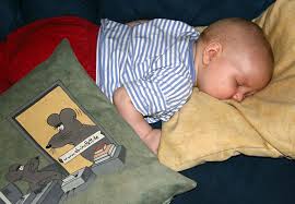 Wir fertigen individuelle tische, regale, bänke, theken und betten aus massivem holz. Www Ab Insbett De Oder Die Hohe Kunst Auf Dem Bauch Zu Schlafen Foto Bild Kinder Babies Familie Bilder Auf Fotocommunity