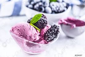 Unire la frutta congelata (precedentemente lavata e tagliata a cubetti o fettine e congelata ben separata) e il latte congelato a cubetti, e far andare per circa 1 minuto a come fare il gelato con la gelatiera. Gelato Di Mirtillo E Mora In Ciotola Con Frutta Congelata Foto D Archivio Crushpixel