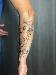 Ou Se Faire Tatouer Des Fleurs Sur Un Bras Dans L Ouest Lyonnais Salon De Tatouage Specialise Dans Le Tatouage Fin A Lyon Juste De L Encre