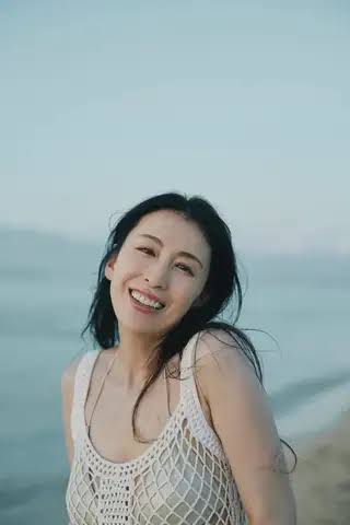 雛形あきこ：水着姿を公開 20歳から封印も48歳で解禁 22年ぶり写真集の先行カット - 毎日キレイ