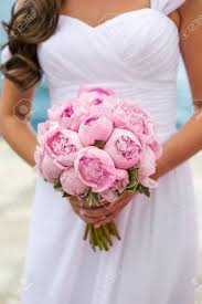 Check spelling or type a new query. Bouquet De Mariage De Pivoines Roses Dans Les Mains De La Mariee Banque D Images Et Photos Libres De Droits Image 35101886