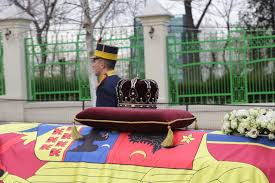 Majestatea sa defunctă regele mihai, condus pe sub arcul de triumf. Regele Mihai A Fost Inmormantat Zeci De Mii De Oameni Si Au Luat Ramas Bun De La El Vezi Filmul Unei Zile Emotionante Foto Video Mobile