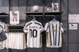 The new logo, which will be in use from july 2017, represents the very essence of juventus: Presentada La Camiseta De La Juventus 2020 21 Mezcla De Tradicion E Innovacion La Jugada Financiera