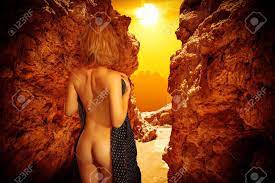 Nackte Frau In Den Bergen In Der Wüste Bei Sonnenuntergang Lizenzfreie  Fotos, Bilder Und Stock Fotografie. Image 54974750.