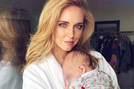 Chiara ferragni riprende con lo smartphone la scenetta del figlio leone che, travestito da hulk lo stesso leone sembra entusiasta dell'arrivo di un fratellino o di una sorellina: Usa Il Botox Anche Su Leone Chiara Ferragni Sputtanata Sui Social I Fan Insorgono