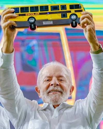 Participei hoje da cerimônia de entrega de 113 novos ônibus do Programa Caminho da Escola a municípios do Ceará. Os recursos para aquisição das unidades são do Novo PAC e somam R$