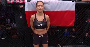 She currently fights for the ultimate fighting championship. L0 Enl988od9lm