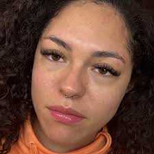 What are Hybrid Lashes? They're a mix of classic single lashes and volume  fans in one set. This gives you more fullness than classics, but still  keeps everything soft and natural. Perfect