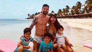 Lionel messi is a football player from argentina who plays for fc barcelona. So Sieht Das Leben Des Besten Fussballers Der Welt Aus Schweizer Illustrierte