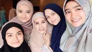 Adi hidayat kecil sering diajak ke taklim ayahnya. Dibimbing Ustadz Adi Hidayat Artis Artis Cantik Ini Memeluk Islam Jambiterbit Com