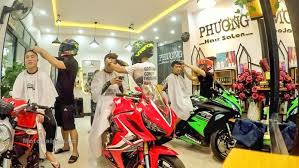 Barber Shop Dengan Superbike Sebagai Kursinya, Auto Antri!