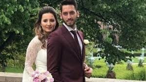 Hakan çalhanoğlu'nun bu sözlerine eşi sinem çalhanoğlu, instagram'dan yaptığı bir açıklama ile cevap verdi. Sinem Ve Hakan Calhanoglu Kimdir