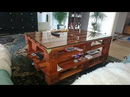 Einfache Diy Anleitung Fur Einen Stabilen Couchtisch Aus Europaletten Mit Glasplatte Zum Nachbaue Couchtisch Selber Bauen Paletten Tisch Couchtisch Europalette