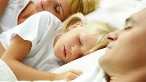 Als erstes stellt sich die frage, wie hoch das bett, das sofa oder der wickeltisch ist, von dem dein kind auf den boden gefallen ist. Erziehung So Lange Durfen Kinder Bei Den Eltern Im Bett Schlafen Bunte De